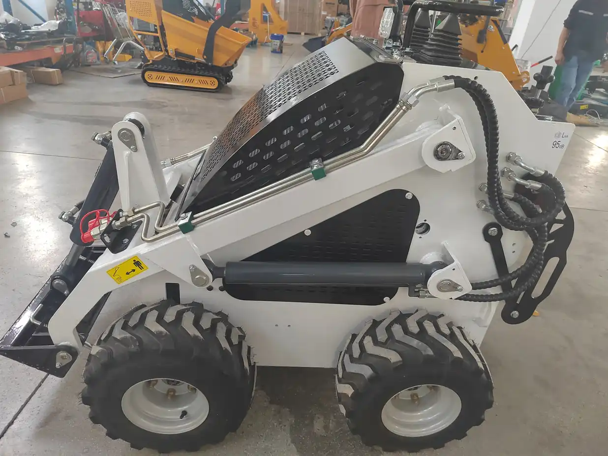 Diagram comparing the front loading area of a skid steer with the digging area of a mini excavator